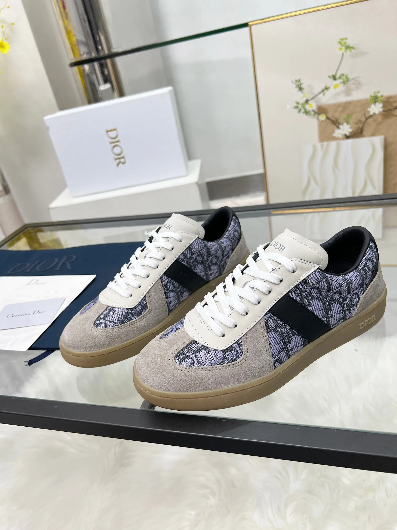👟👟Ex-factory price 460👟👟Male size +10 correct✅ version. 𝐃𝐢𝐨𝐫 𝟮𝟱𝐏𝐫𝐞-𝐅𝐚𝐥𝐥 𝐁𝐞𝐫𝐥𝐢𝐧 𝟬𝟭 Dior B01 couple casual moral training shoes white shoes sneakers late 90s fashion brand Maison Margiela purchased GAT in large quantities and gave them a makeover. This shoe type of De Xun officially started its fashion journey. Original: Top layer of cowhide, cowhide lining, original outsole Size: 35-45 (40 for women, 45 for men, custom made, non-refundable)
